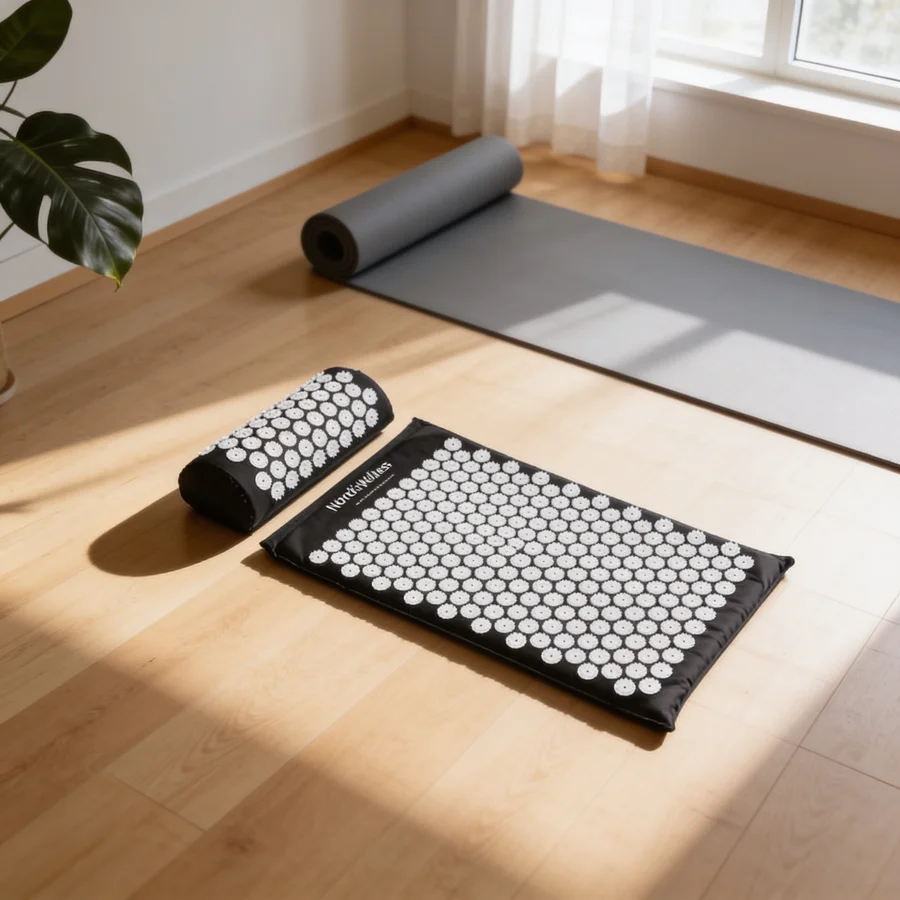 Nordic Wellness akupressurmåtte i økologisk bomuld inkl. pude i et hverdagsmiljø