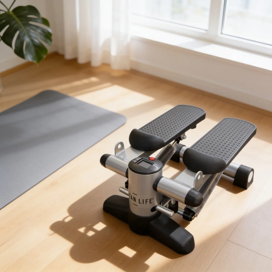 Titan Life Mini Stepper With Resistance Tubes i et hverdagsmiljø